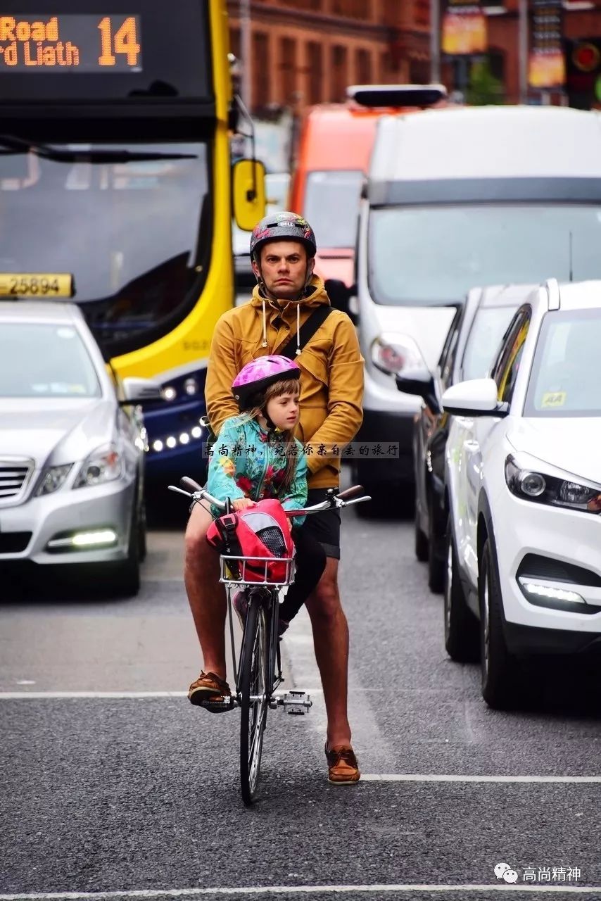 英勇的瞬间，骑车小伙舍己护娃的温暖故事